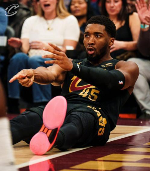 世界杯高清观看-榜眼单节17分带不动鲍尔15中1，米切尔24+6+8失误，骑士力克黄蜂